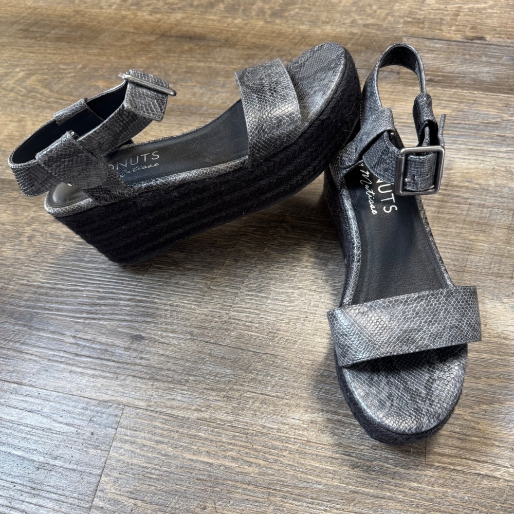 Coconuts by Matisse Sunchaser Womens 7M Gray Snakeskin Platform Wedge Sandals